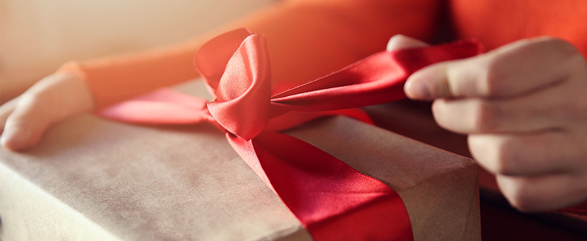 Cadeau avec ruban rouge