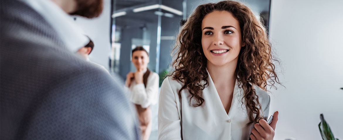 Femme qui serre la main