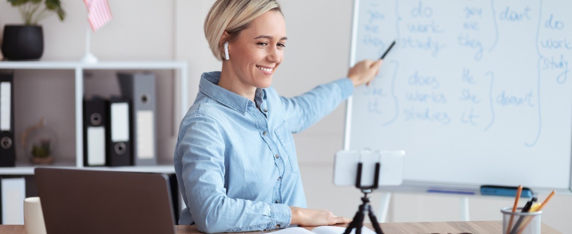 enseignante donnant une lecon danglais en ligne 