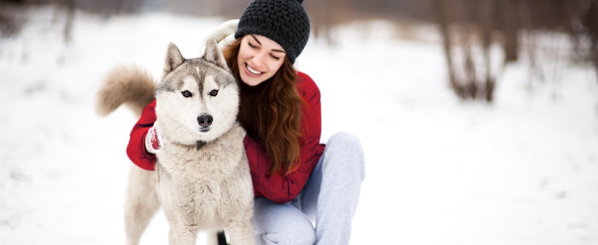 Femme manteau rouge avec son chien 