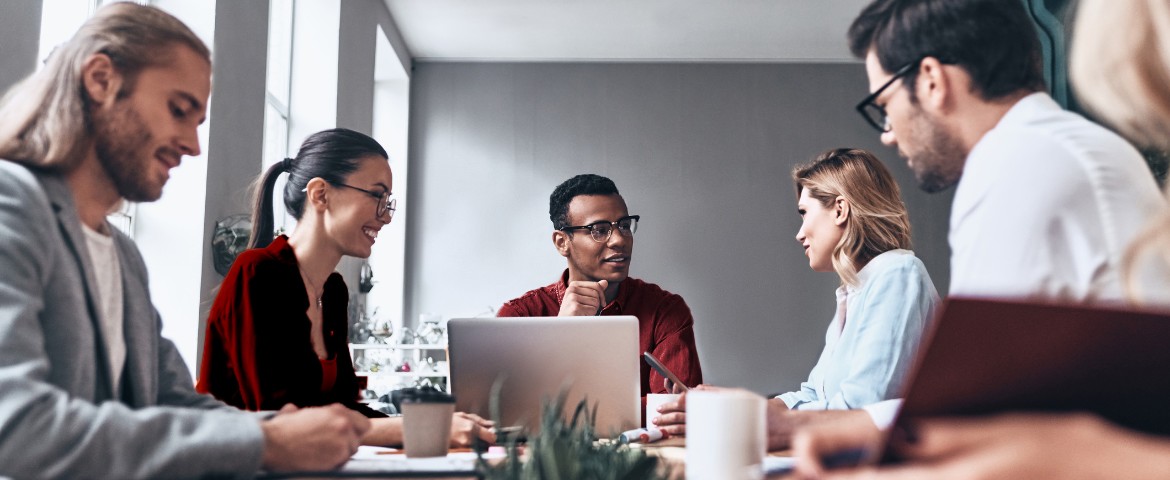 des collaborateurs en réunion 