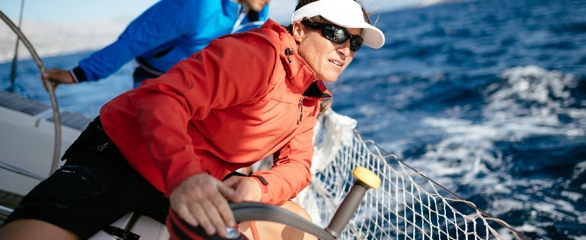 Une femme à la barre d'un bateau