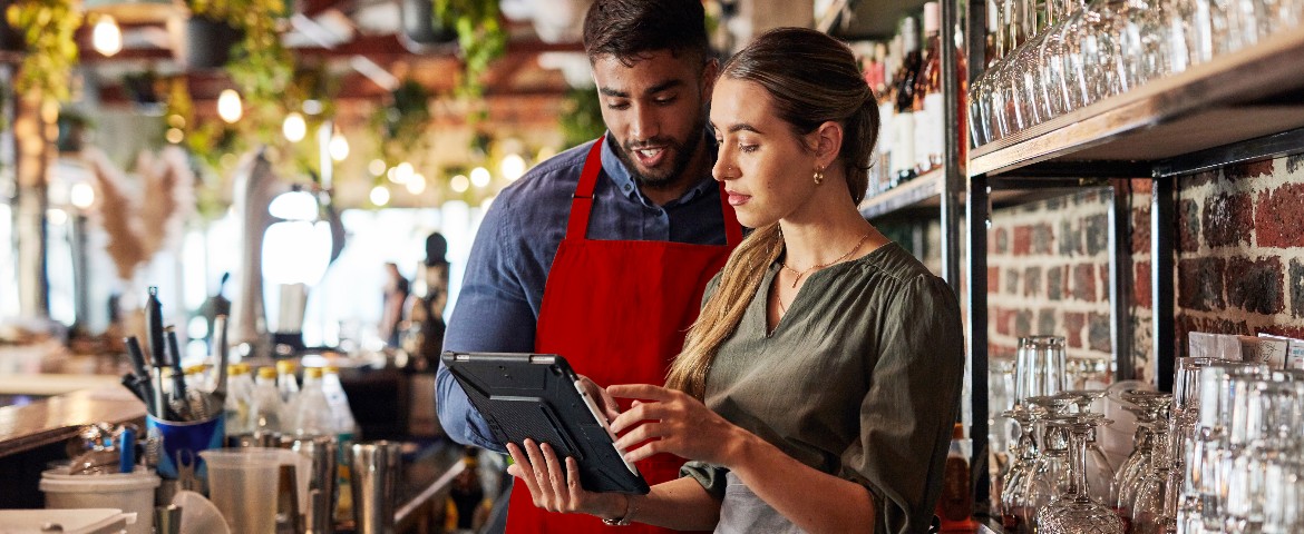 2 employés d'un restaurant travaillent sur tablette