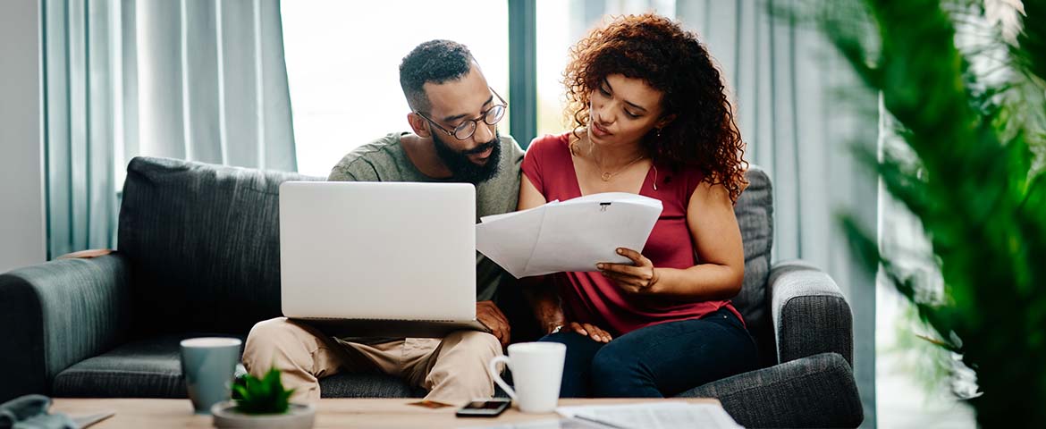 Un couple faisant leurs comptes