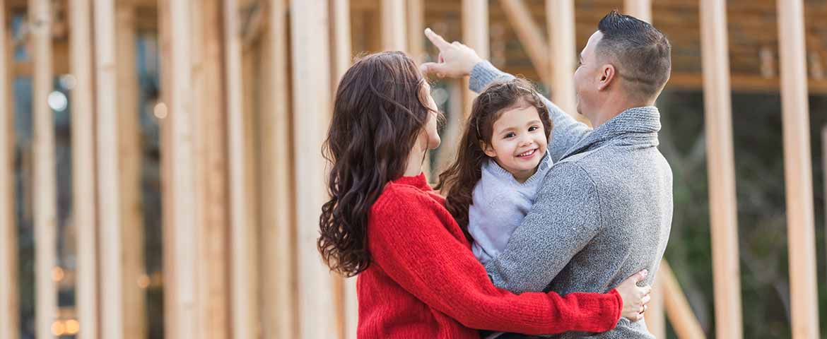 un couple leur fille sur un chantier