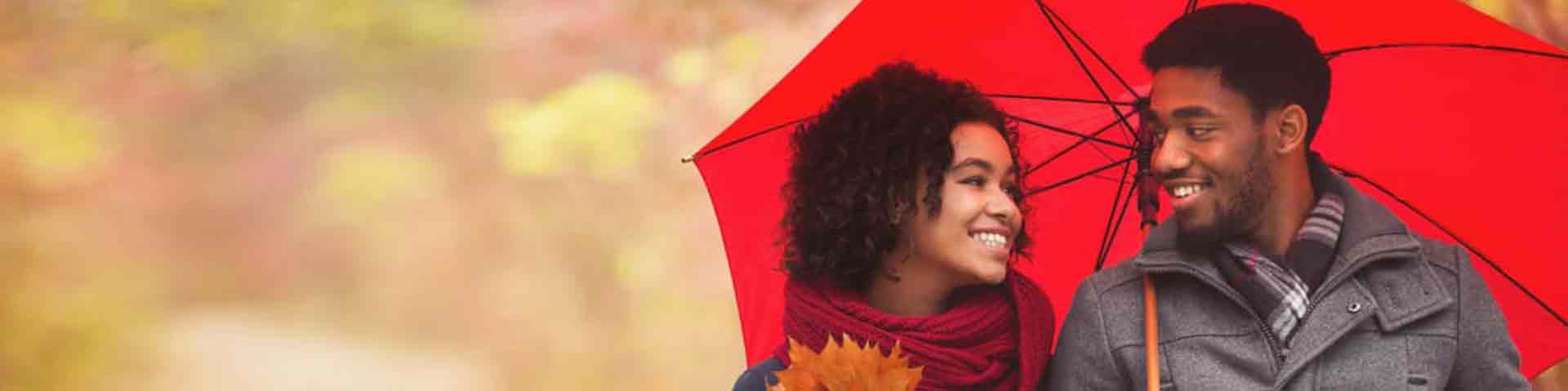 Un couple se promène avec un parapluie