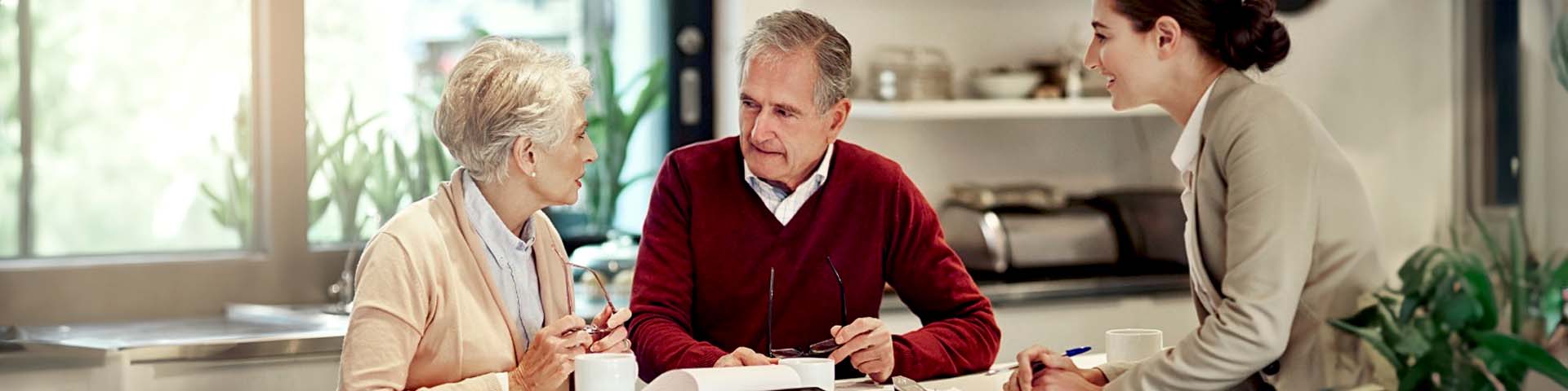 Un couple âgé et leur conseillère 