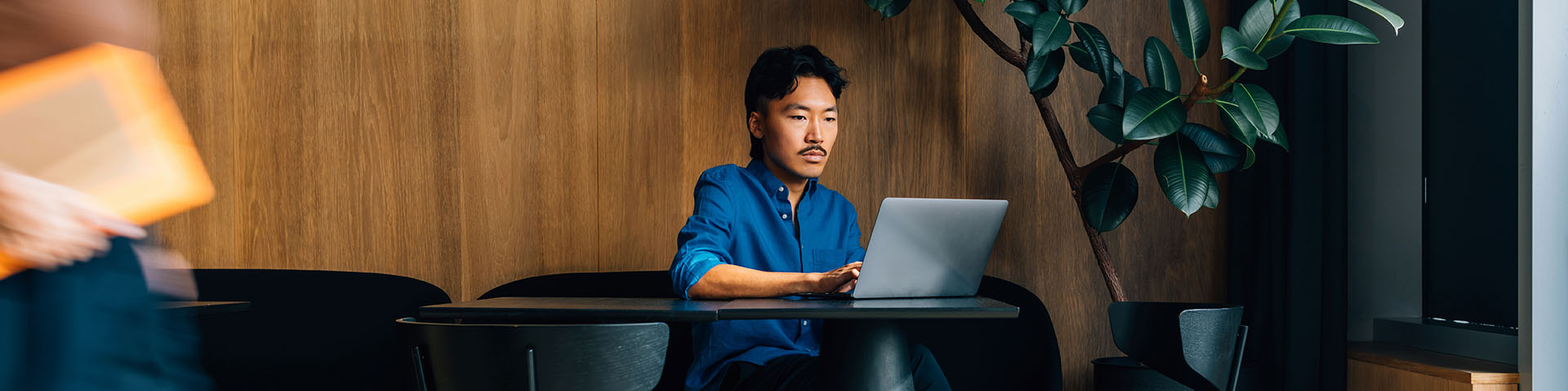 Un homme qui travaille dans un café avec son ordinateur