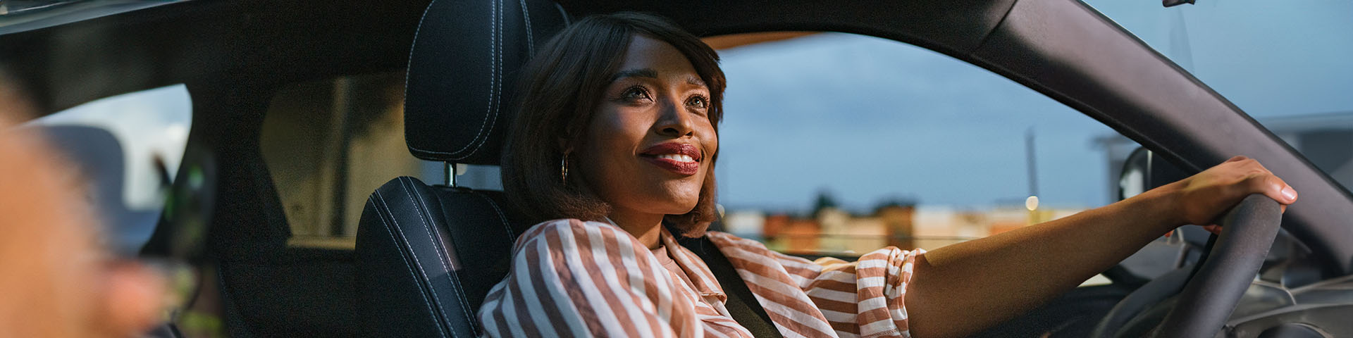 Une femme au volant de sa voiture