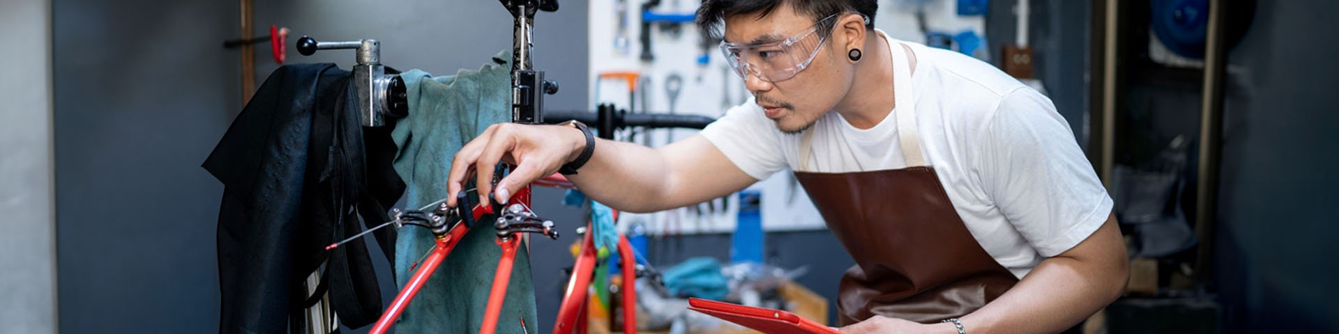 Un réparateur de vélo