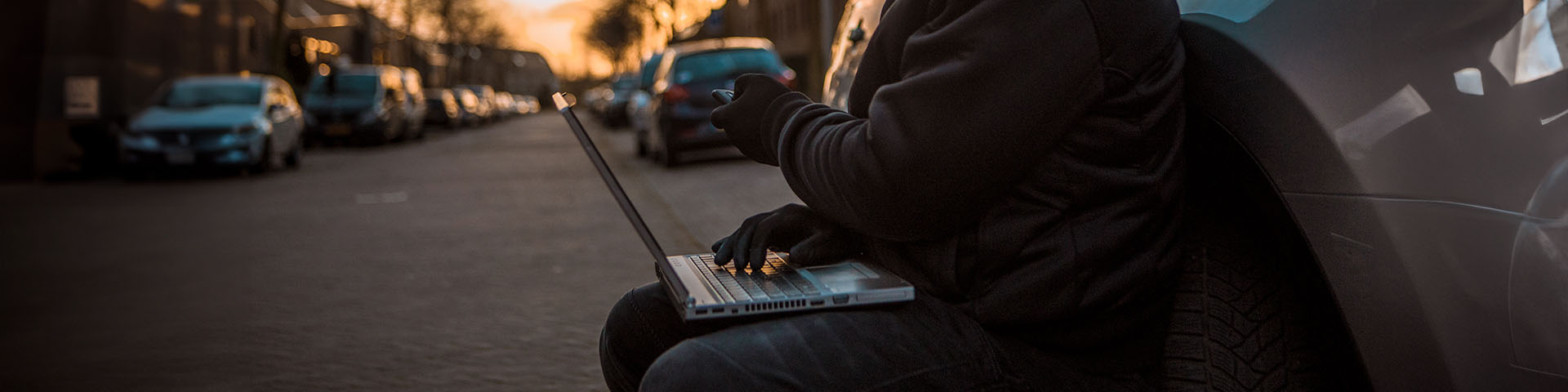Une personne qui pirate une voiture via son ordinateur