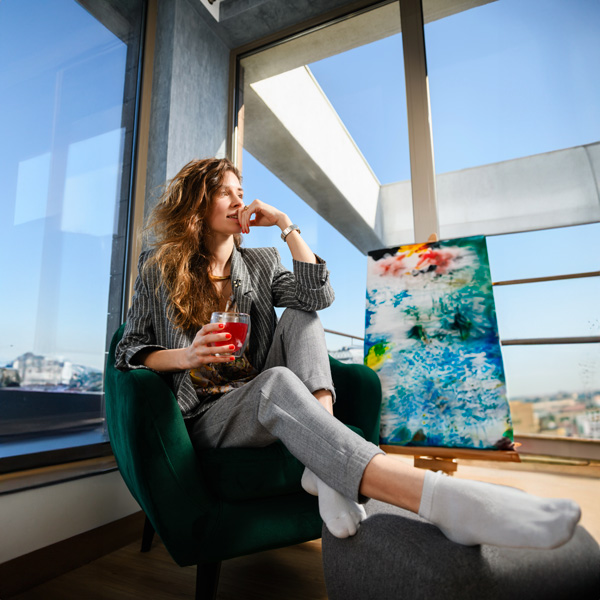 une femme qui contemple son tableau