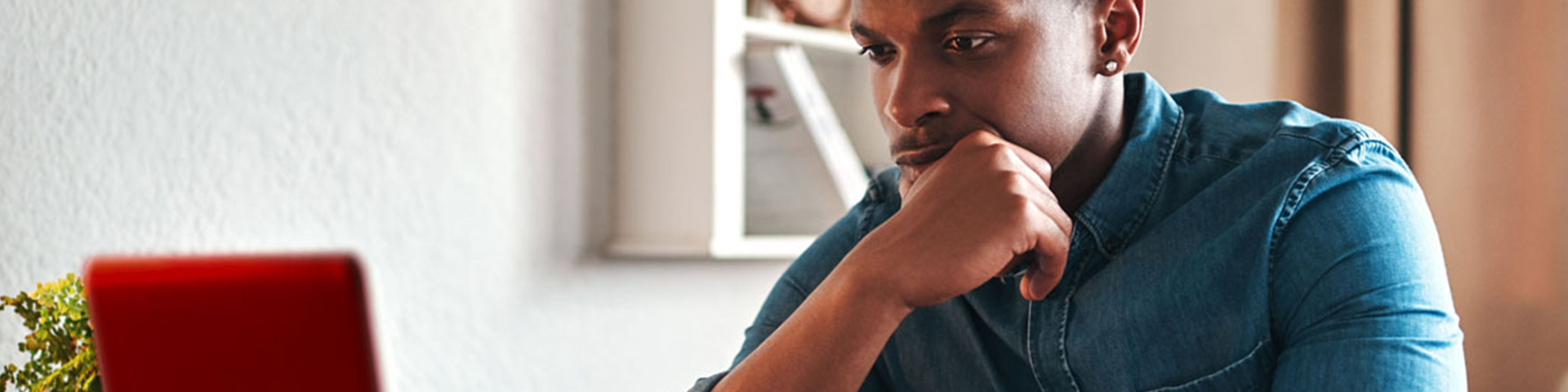 homme derrière son écran