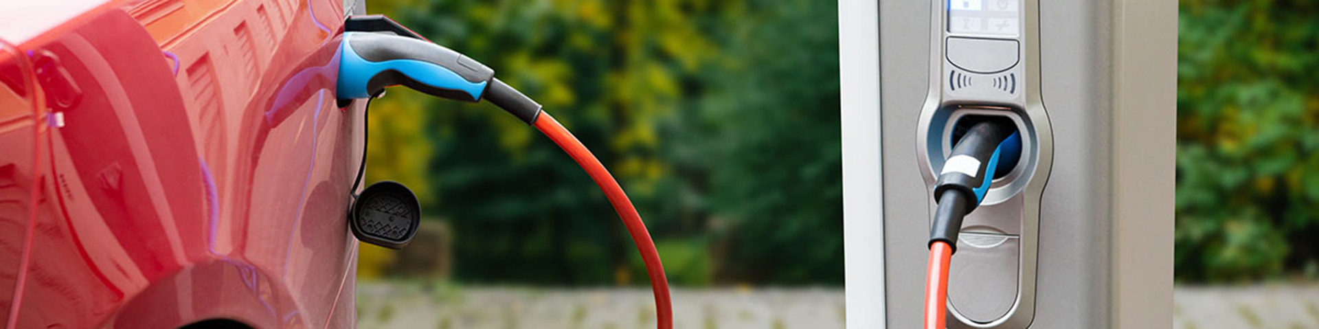 voiture electrique en recharge