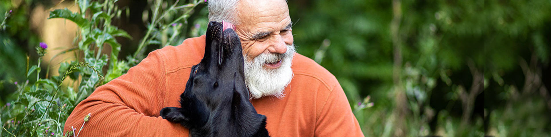 Un homme âgé avec son chien noir