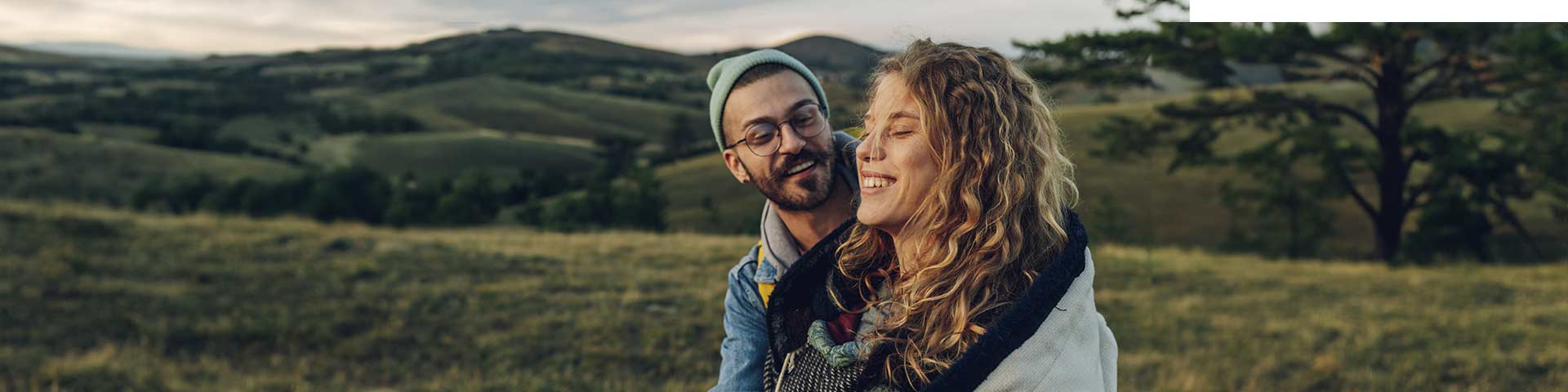 un couple est dans la nature