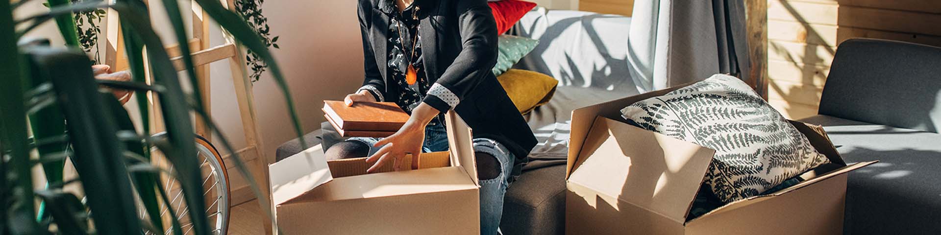 Une personne qui déménage son salon