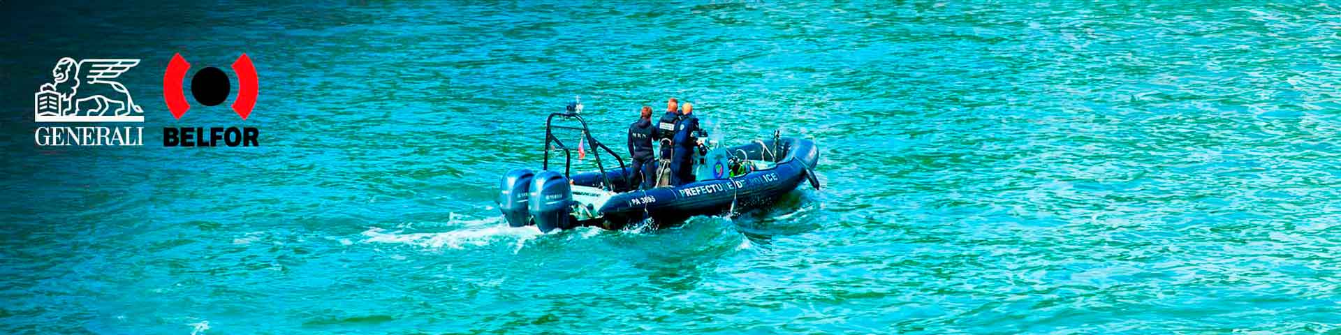 Un bateau de la police sur l'eau
