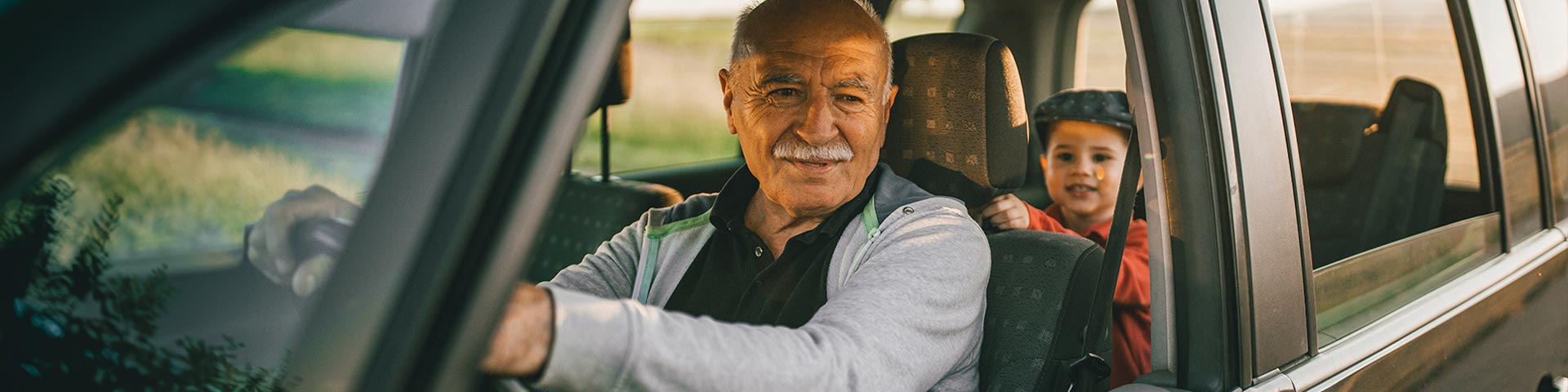 senior en voiture