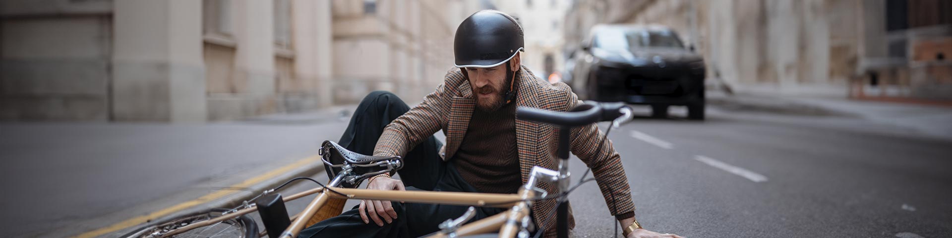 Un homme tombé de son vélo sur la route 