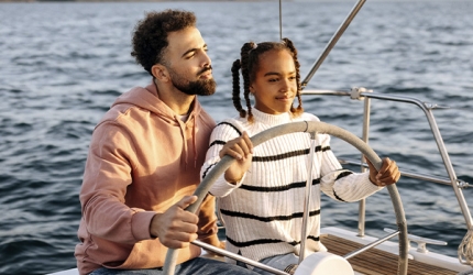 un frère et sa soeur sur un bateau