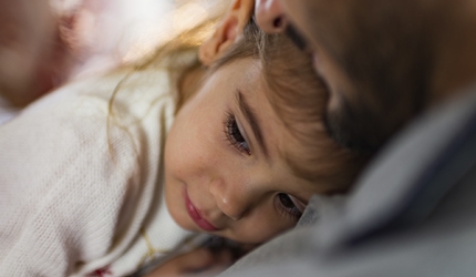 une fille sur son père