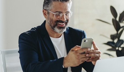 un homme qui regarde son téléphone