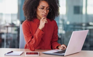 une femme devant un ordinateur dans son entreprise