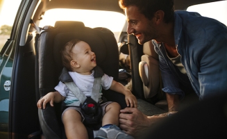 un père et son fils dans une voiture