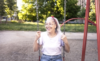 une femme qui fait de la balançoire