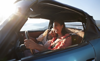 deux femme dans une voiture