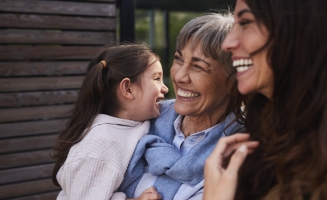 un grand-mère fille et petite fille
