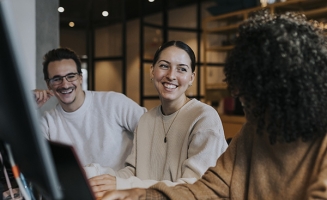 des collègues qui discutent