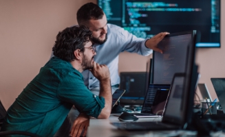 deux collègues devant un ordinateur