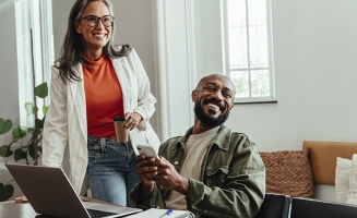 deux collègues sourient