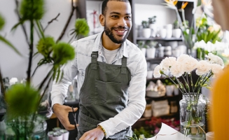 un fleuriste dans son commerce