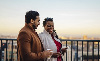 deux personnes qui discutent en marchant