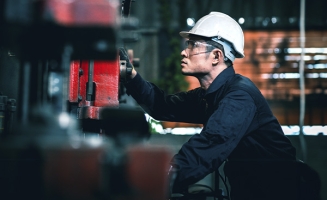 un homme dans un atelier de construction