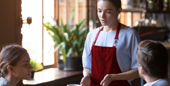 Une serveuse qui prend une commande