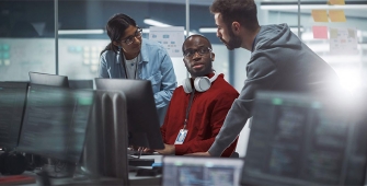 Plusieurs personnes qui échangent dans un bureau