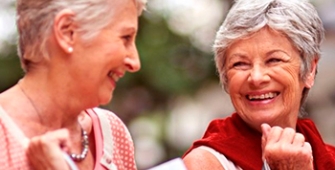 Deux femmes rient ensemble