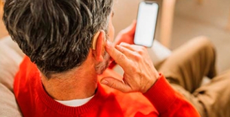 un homme portant un appareil auditif