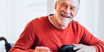 un homme assis dans un fauteuil roulant