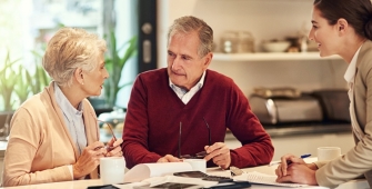 Un couples âgés parlant à leur conseillère 