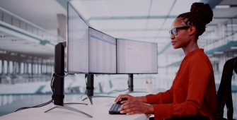 Une femme dans un entrepôt
