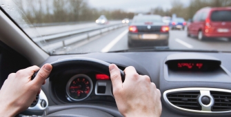 une personne qui conduit sur une double voie