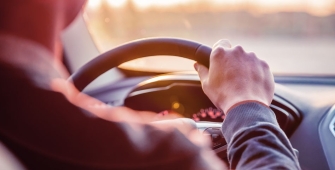 un homme qui conduit dans une voiture pro