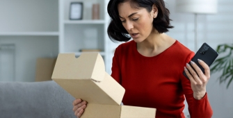 Une femme énervée en ouvrant son colis