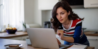 Une femme qui vérifie son assurance vie