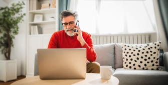 Un homme sur son ordinateur